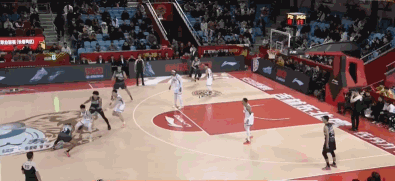 昨天CBA赛场，萨林杰单防曾繁日，竟被一记梦幻脚步晃得晕头转向，眼睁睁看球入网！