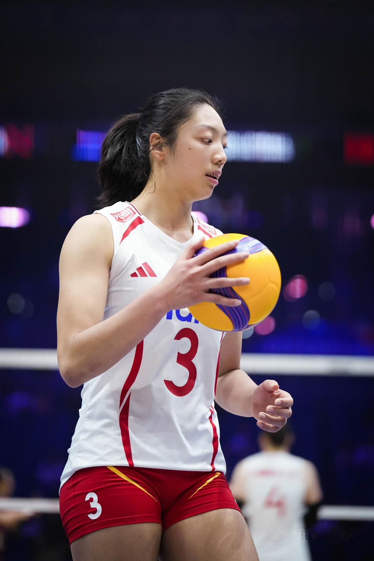 我觉得中国女排今晚首发会是这样👇首先主攻线是庄宇珊、董禹含副攻线是王媛媛