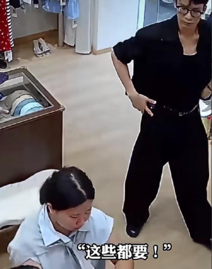 近日，江西暴雨，一名女子跑进街边一家服装店躲雨。女子询问店主：“能不能进来躲雨？