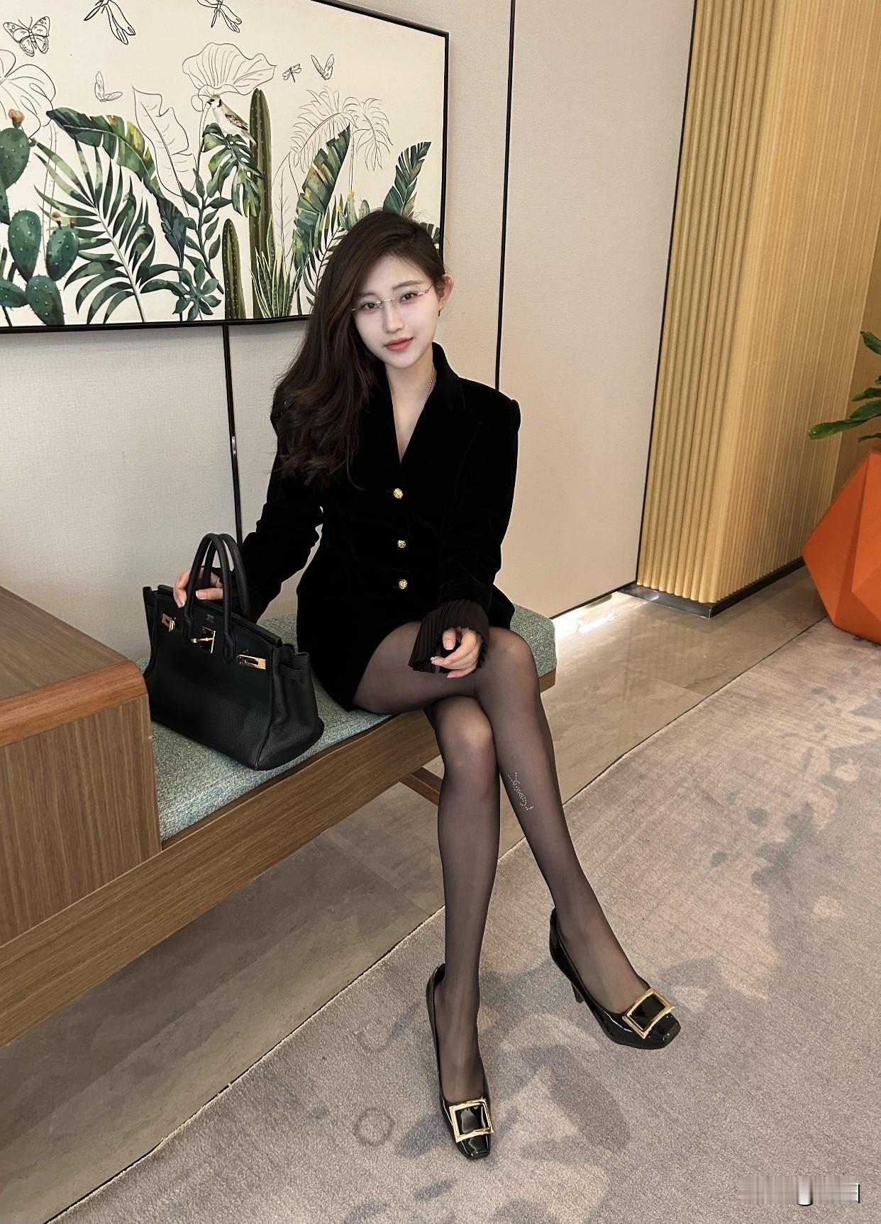 女孩子怎么穿搭既时尚又好看?优雅黑裙搭配，时尚感十足！👗👠👜