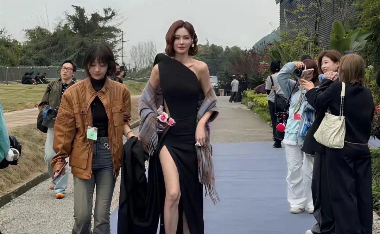 突然理解杜海涛了，￼沈梦辰⁠￼￼直接艳压周边所有人。​​​