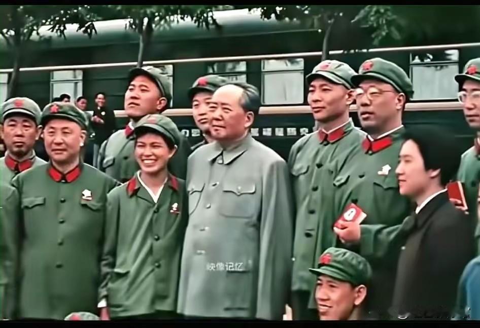 这张影像记录了毛主席与身着军装的指战员们在列车旁亲切相聚的场景，身旁军人神情昂扬