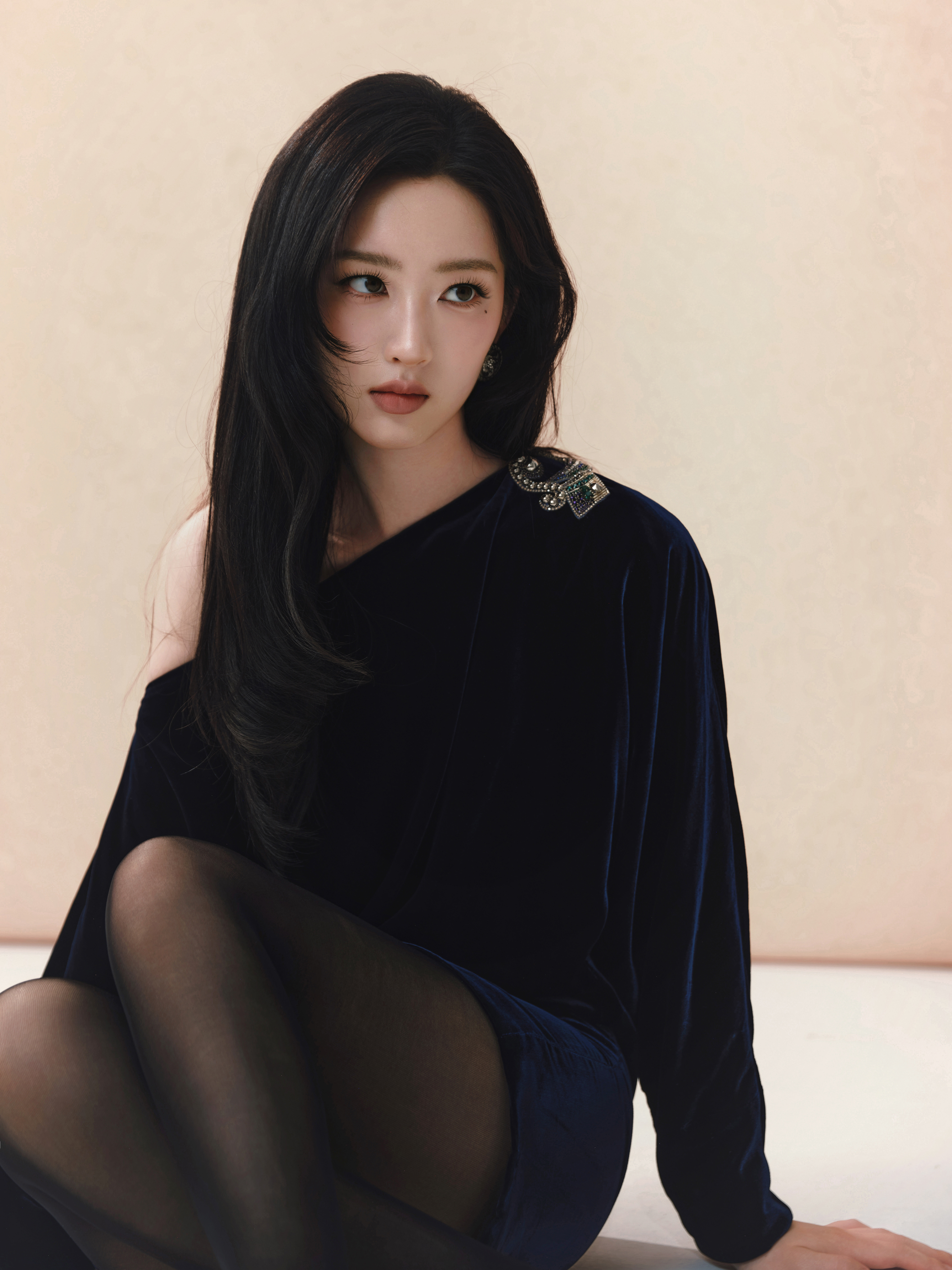 👠邓恩熙恩熙这套黑丝好有姐感，好辣