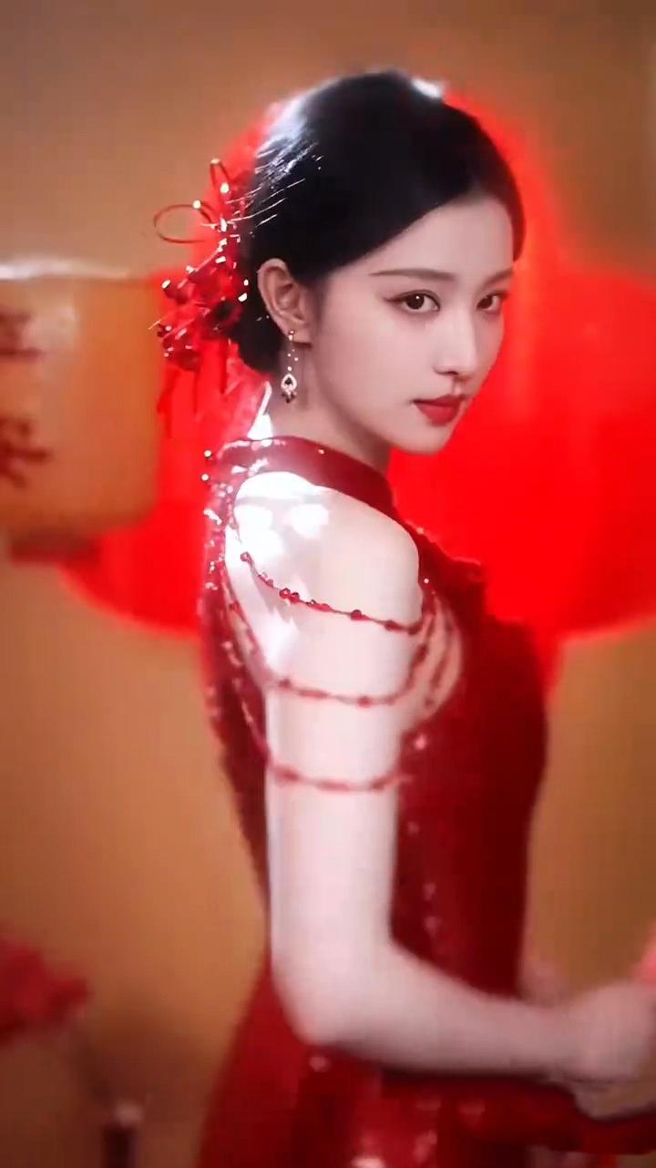 王楚然红色长裙甜美惊艳，人间尤物天花板[赞][赞