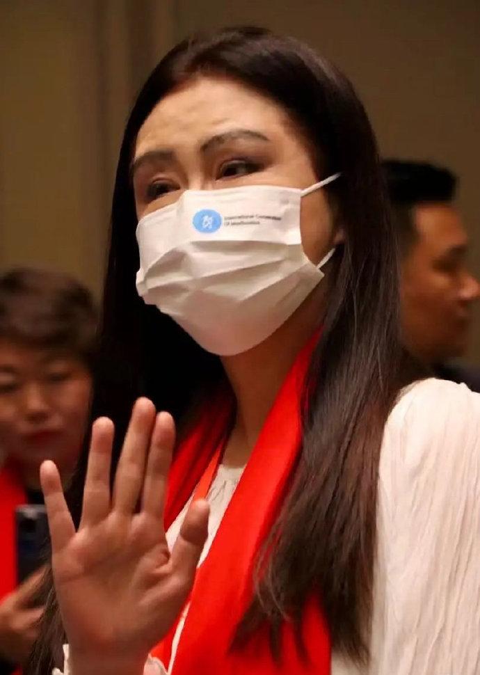 王祖贤现在出现在公共场合，要么戴墨镜，要么带口罩，她这大银幕脸，真的被技术不过关