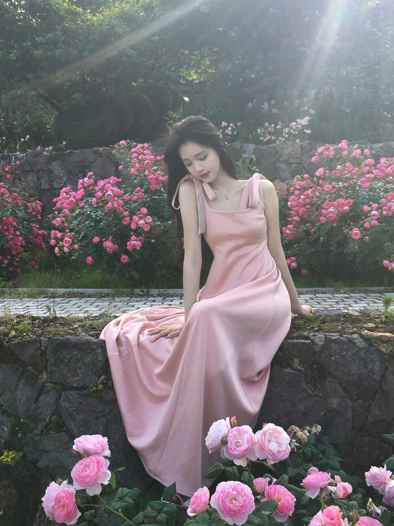 她坐在花丛里，花就活了。🌹粉色裙摆是玫瑰的私生女，肩带系着风，也系着看客的