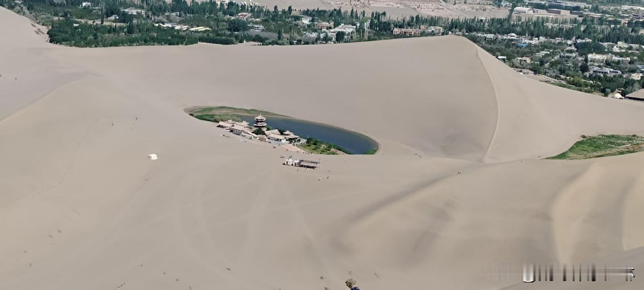 五一假期还没到，我先来沙漠提前探路了。独自在沙漠徒步，满眼都是连绵黄沙，脚下走