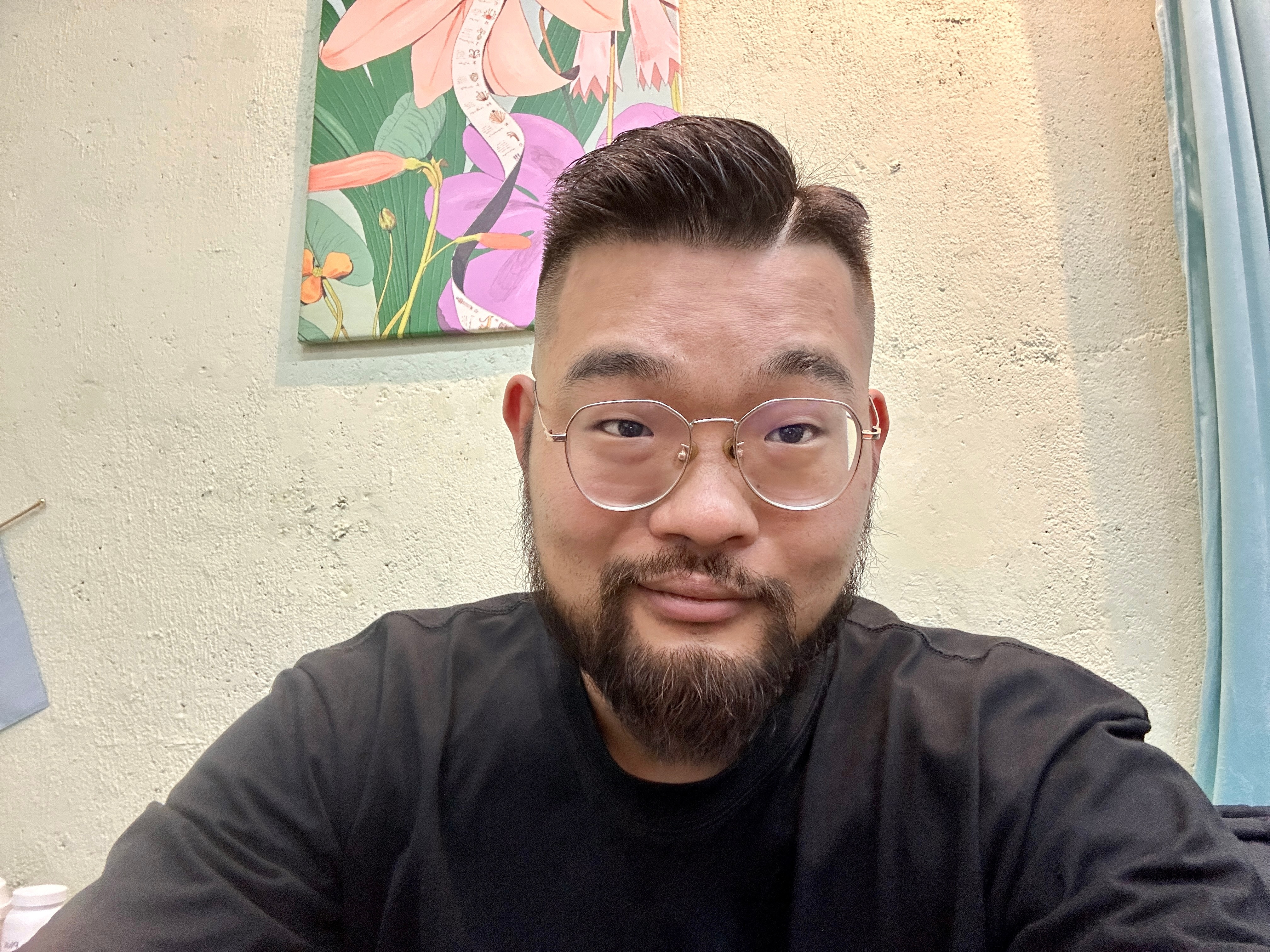 怎么在一分钟变年轻。把胡子剃了。我看着镜子中的自己，不太乐意。[doge]​​​