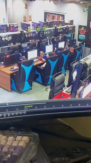 这衣服的质量未免也太差了吧！美女网管就弯一下腰的功夫，她的衣服后背竟然开缝了？