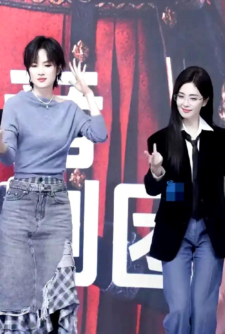 姚安娜一条“开裆拉链裤”炸出40亿播放！网友：这哪是裤子，是移动刑具吧？走路