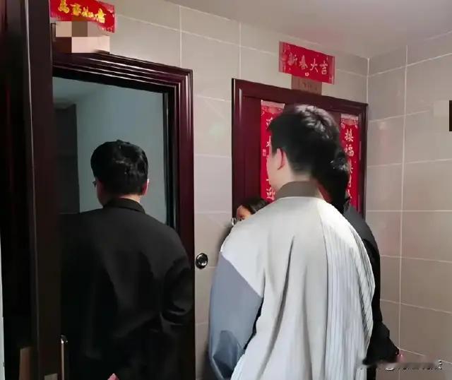 北京，一女租客失联3个月，男房东担心她出事，就来到屋外敲门，但是也没人开门。男房