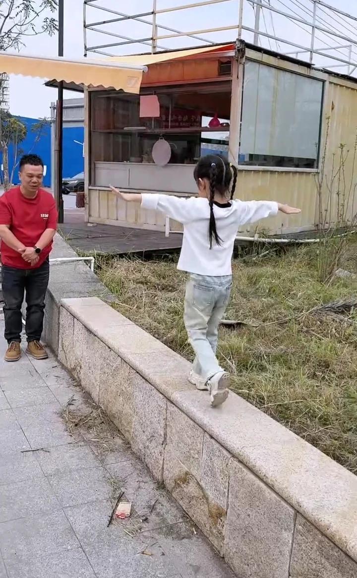 闺女，看我的。