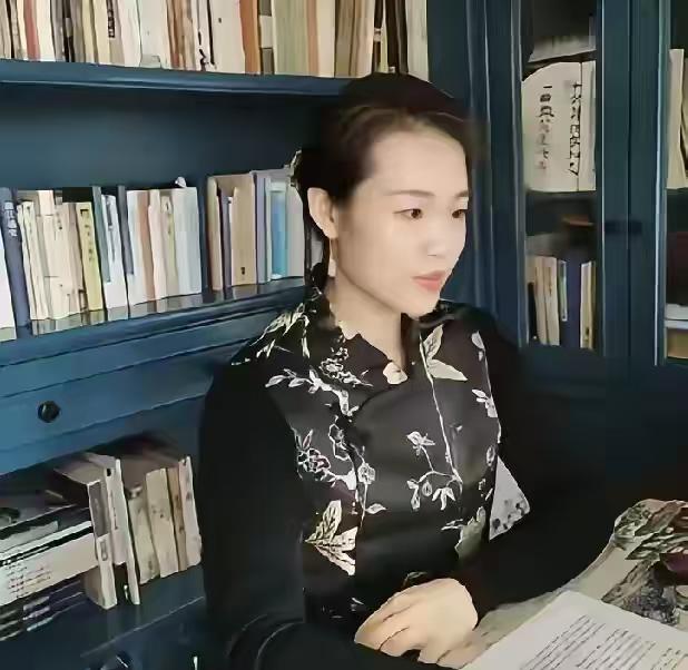 真相来了，徐莺不是庞家后人，也不是北宋赵匡胤的家族后人，她的真实身份是“