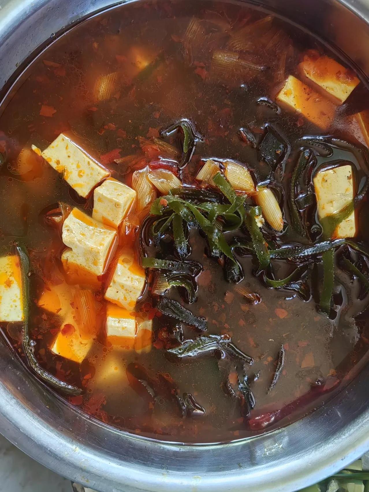 下午三四点孩子说要吃豆腐面，我也是晕了，我知道附近的几家面店这会儿都还没营业，于