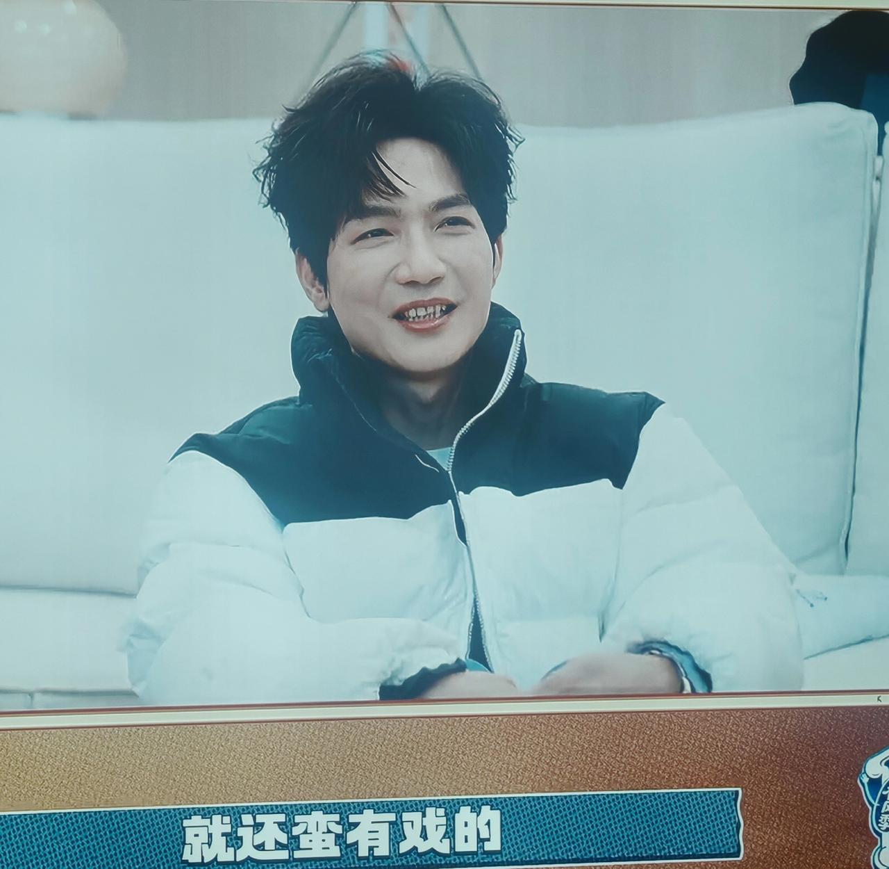 快乐老友记这一期陈楚生回来了，和兄弟们在一起浸式看短剧，全程笑眯眯，兄弟们演的太