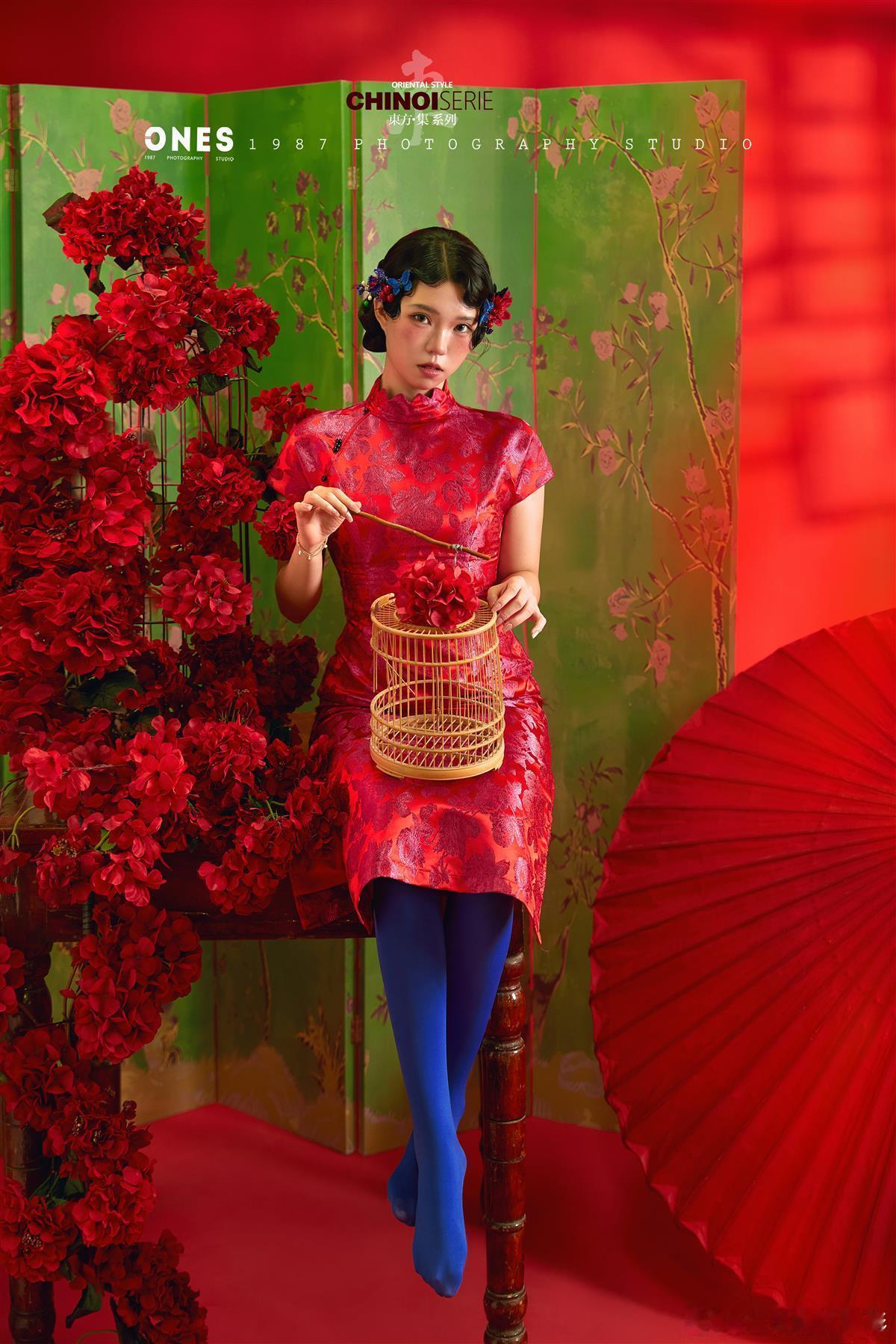 解锁不一样的新中式旗袍大片🌺不做千篇一律的温婉闺秀，演绎复古摩登东方韵味。正红