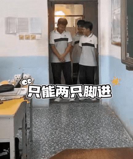 “山西的这位老师太绝了！”上课铃响，3个男生迟到站在教室门口。老师看了一眼说：“