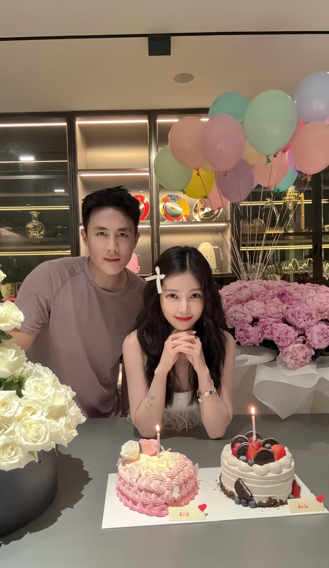 杜淳和老婆王灿仅差7岁，看着像两代人，把老婆宠成了“女儿”。近日，杜淳迎来了