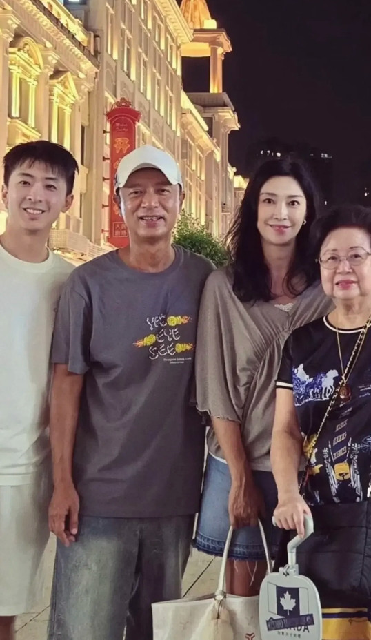 万万没有想到，他们居然是夫妻两，白瞎我看了十几年电视，现在才知道。[哈哈笑][哈