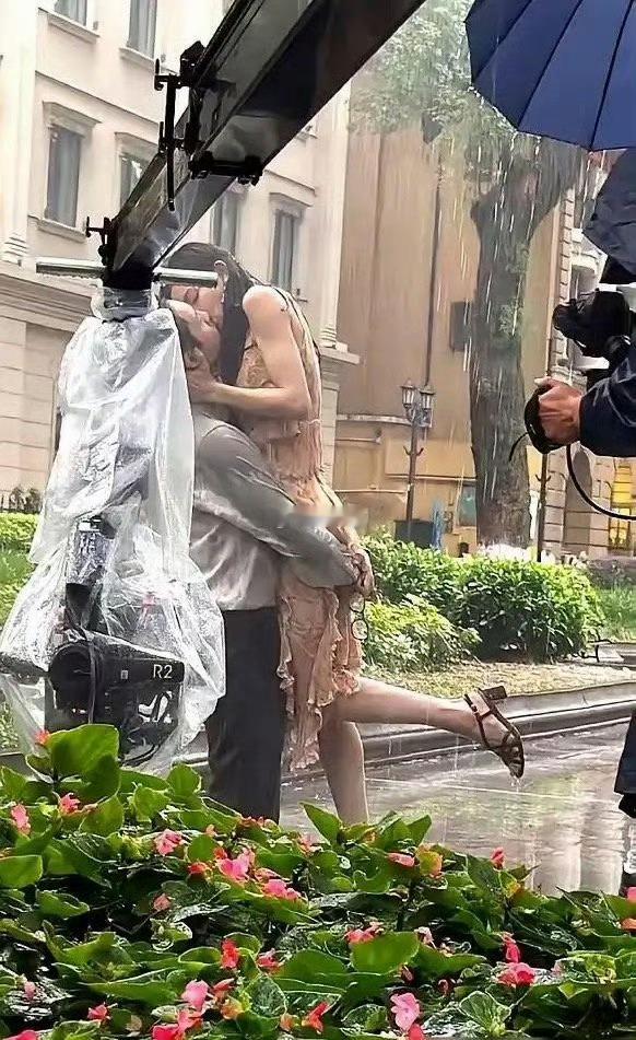 陈伟霆和钟楚曦这是真吻啊，没借位！何穗在边上看着什么感受？