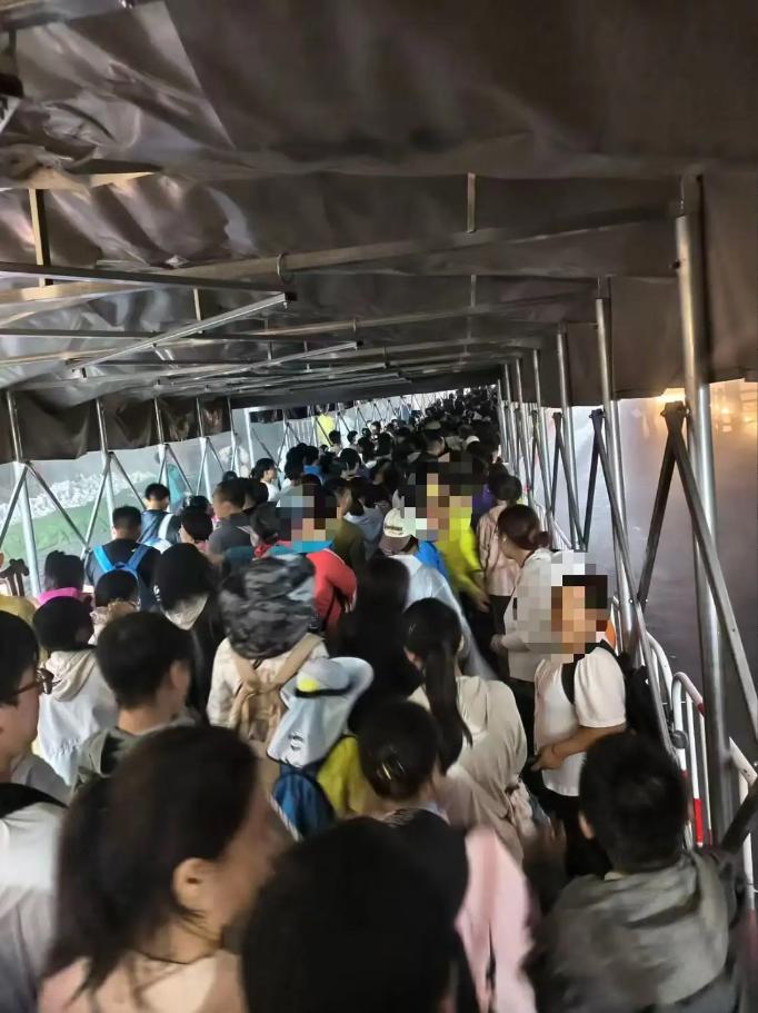 河南洛阳，男子一行8人花1400元报团去玩，导游再三嘱咐，20点07分前必须开始