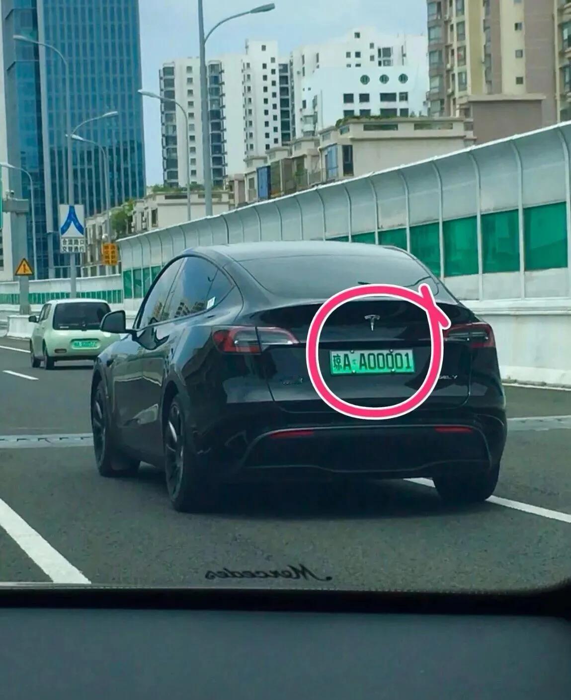 高架桥上路遇一牛车牌，A00001，这是否代表是当地的第一台电动汽车呢？车牌