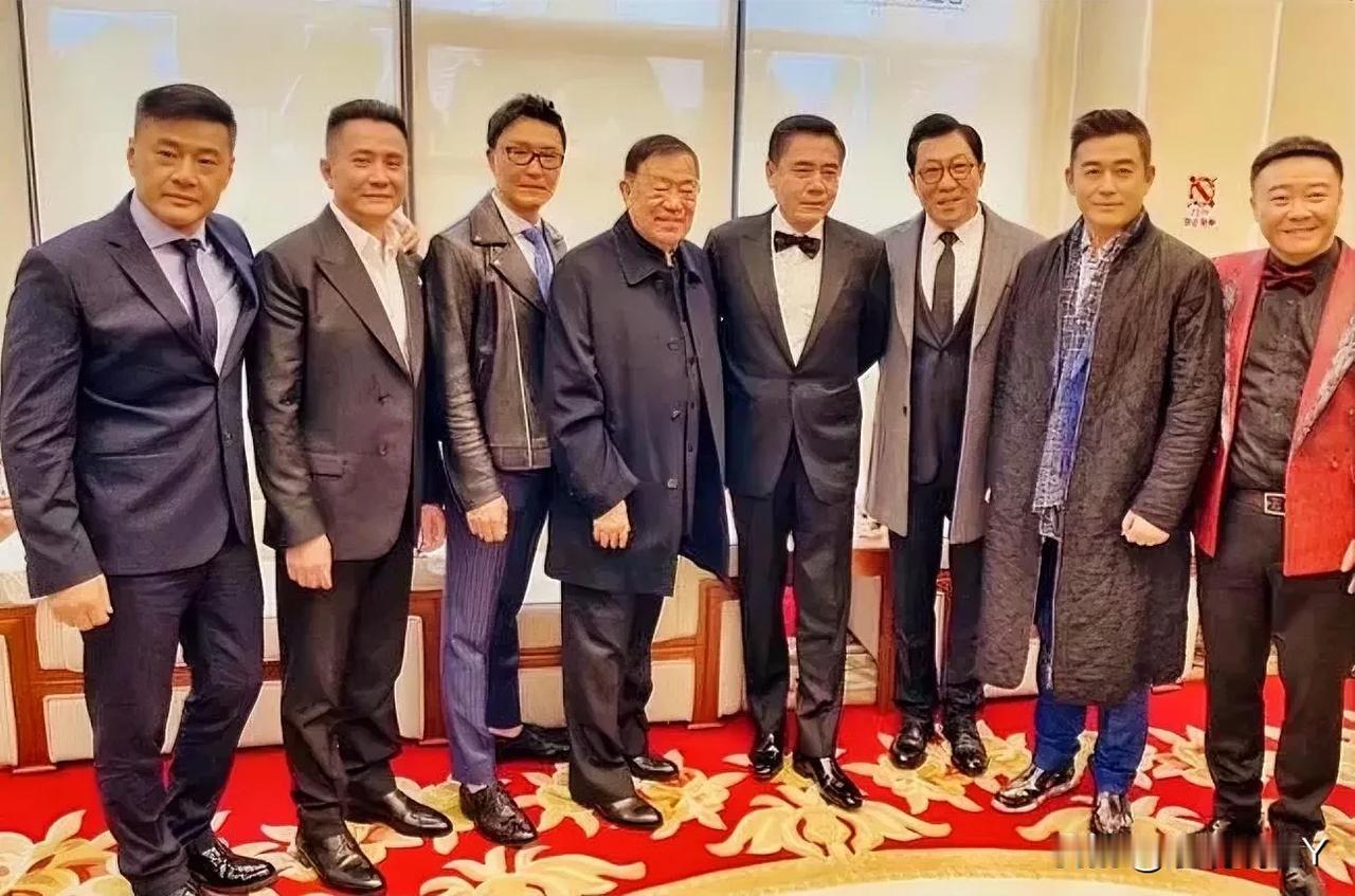 八位老戏骨同框的合影，他们一生无绯闻，个个都是实力派演员，猜猜他们是谁？倘若他们