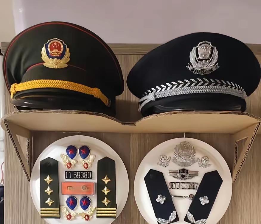 请问这二个肩章有什么区别，哪个级别更高
