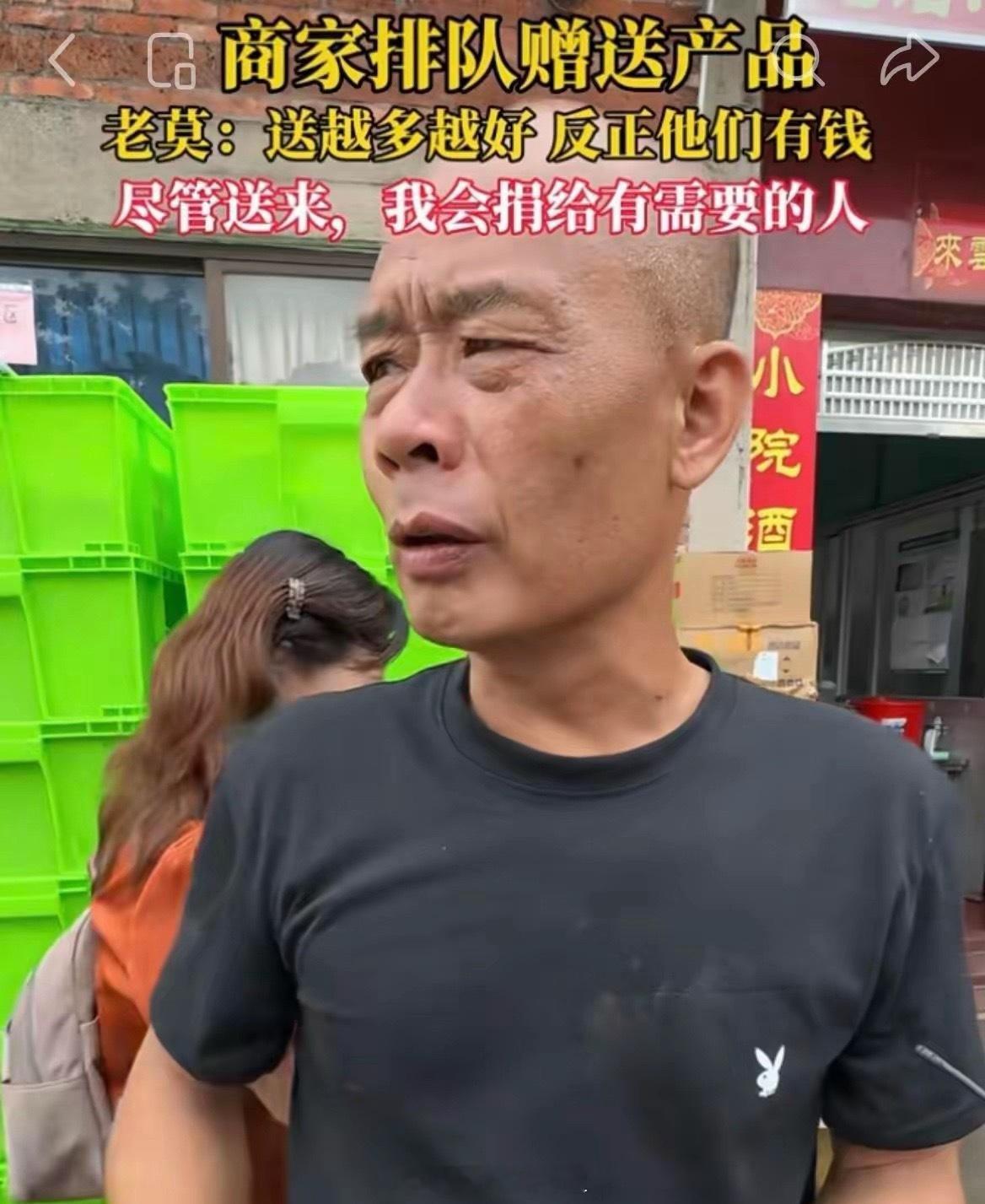 莫氏鸡煲老板回应商家排队送产品一个人的人品是装不出来的，不信的话，你看看莫老板就