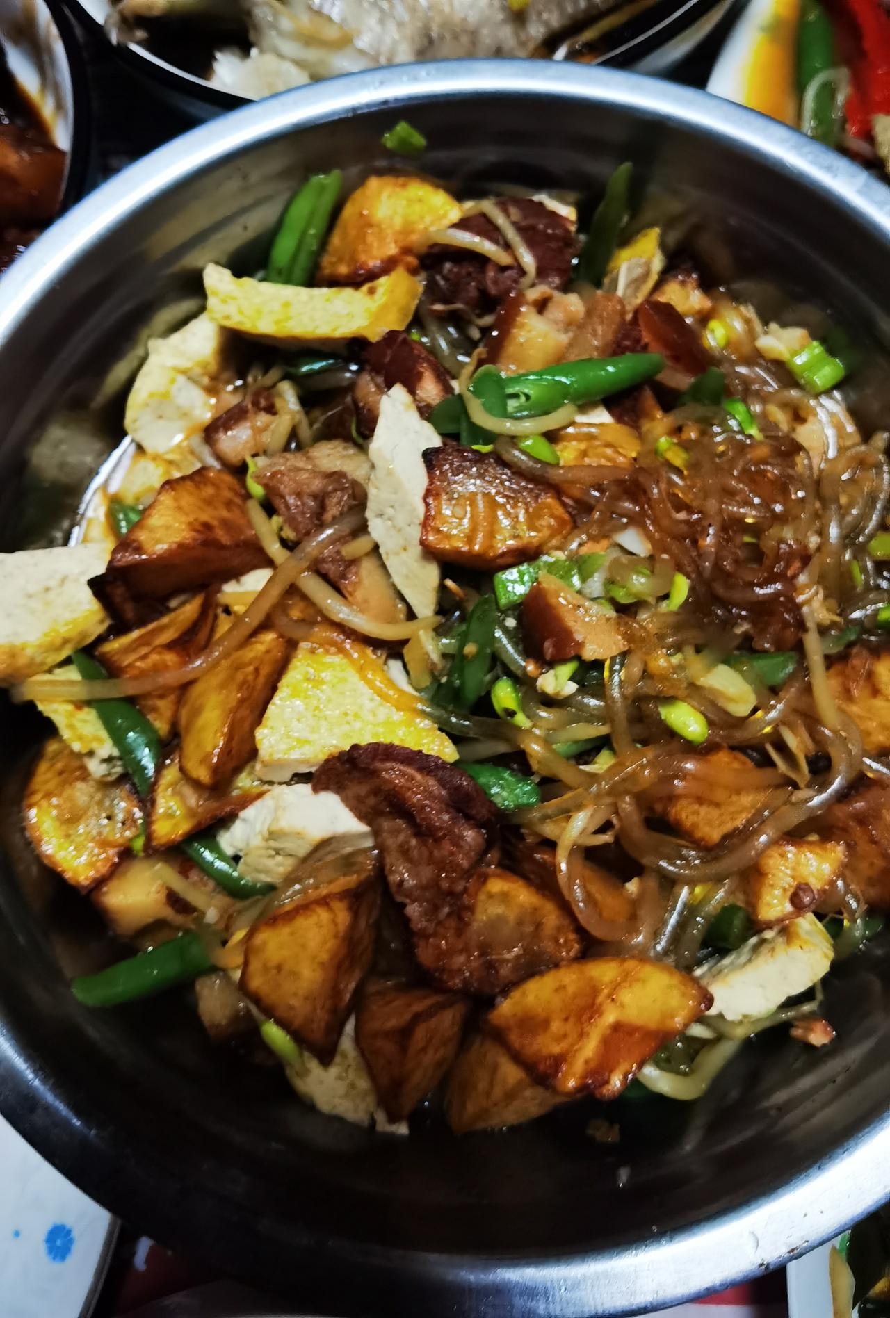 上了年纪最好别经常吃花生豆腐花生和豆腐都属口感比较好的食物，有的上了年纪的人特