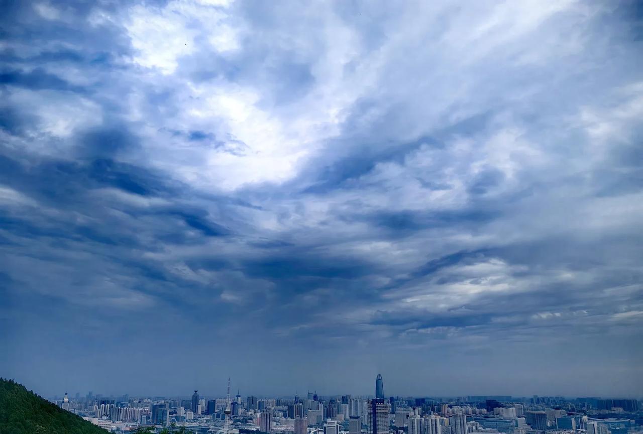 时间:6月19日早66:30坐标:千佛山历山院观景平台早上一直阴天，偶尔下了