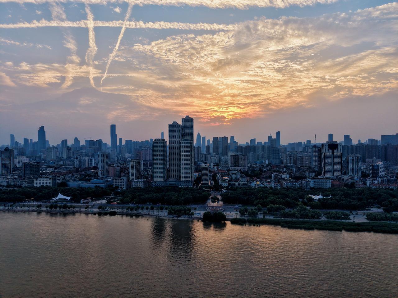 6月26日晚，第49届“武汉之夏”在汉口江滩大舞台璀璨启幕。绚丽晚霞与灵动喷泉交