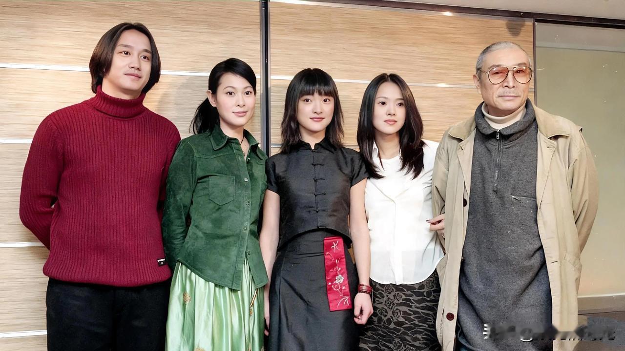 我发现伊能静和黄圣依一样，都长了一张高个子的脸。我一直以为她俩不会低于165