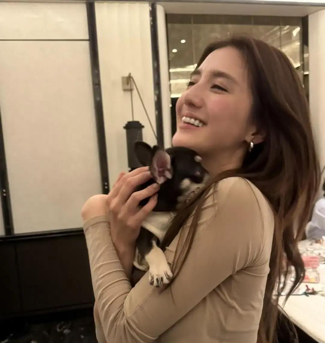 吴千语第二场直播，卖了1.5个亿。她从头到尾没喊一句“最低价”。她只是拿起那