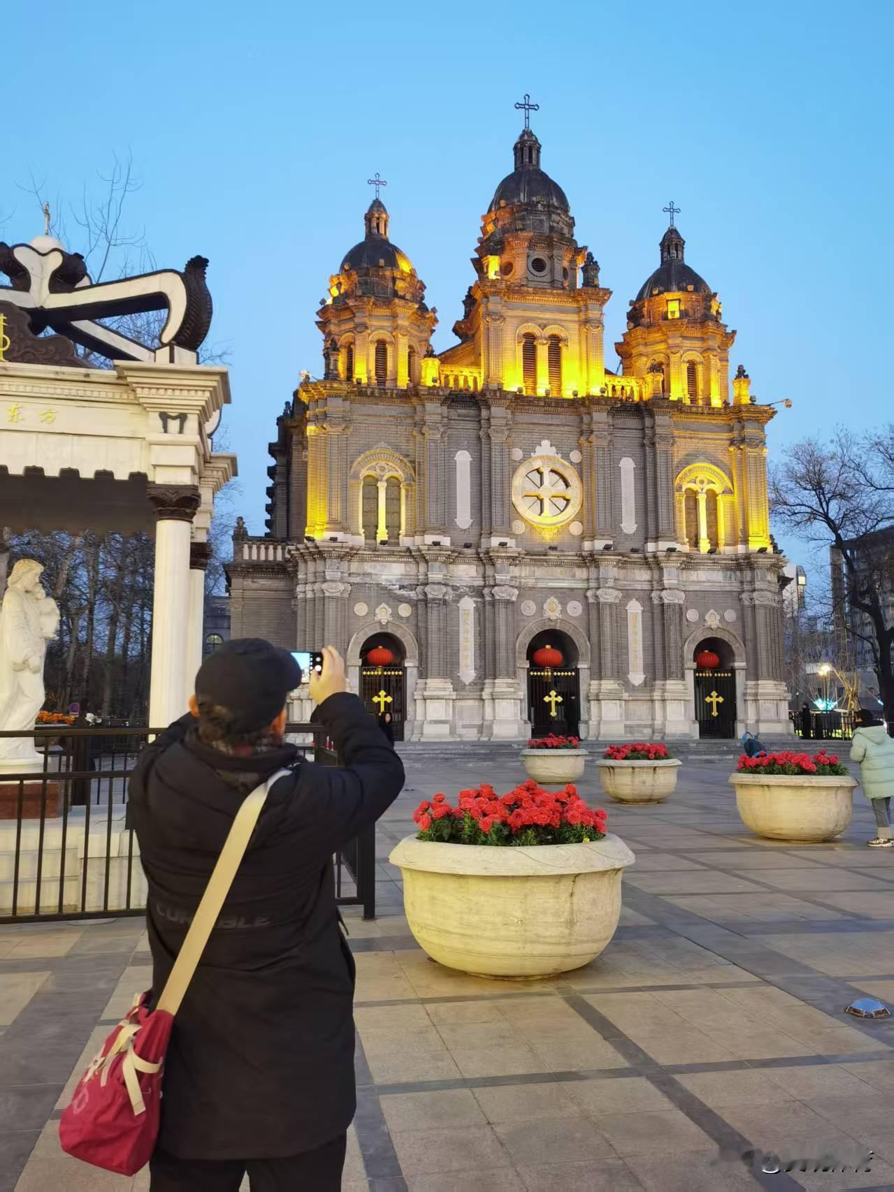 王府井天主教堂前的广场其旅游景点功能似乎更甚于其宗教功能。