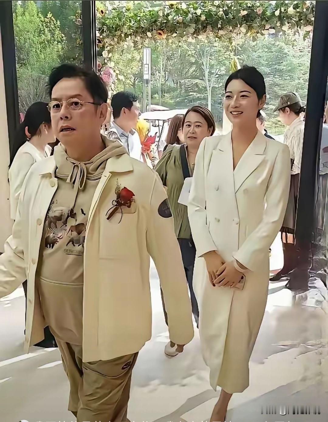 男神就是男神！不一样，就是不一样！老了，还是魅力十足！能认得出他的，估计也得60