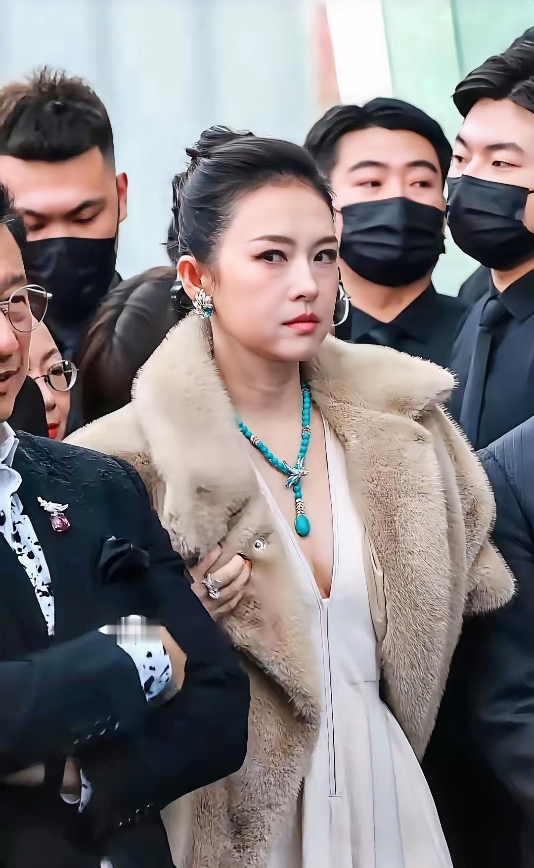 章子怡的眼神确实很有杀伤力，有时候真让人不寒而栗。就像在一些颁奖典礼上，她那犀利