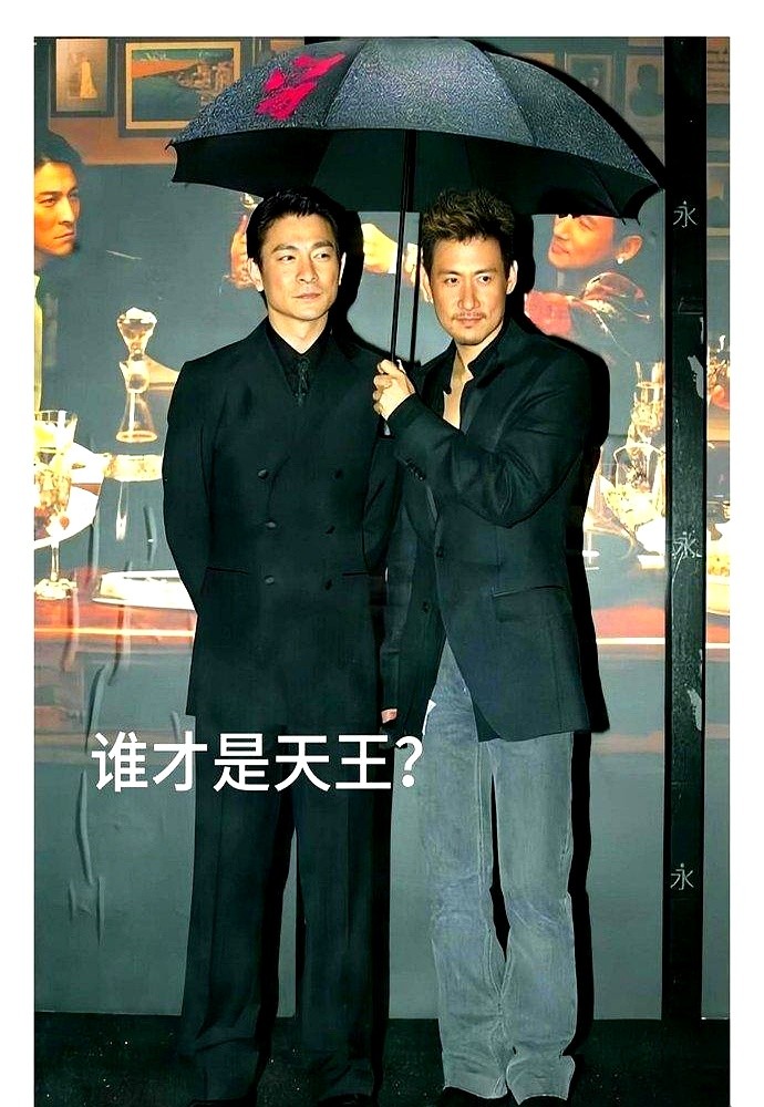 张学友给刘德华撑了把伞，评论区居然炸了，全在骂华仔排场太大。这俩人认识三十多年，当年粉丝撕得昏天黑地