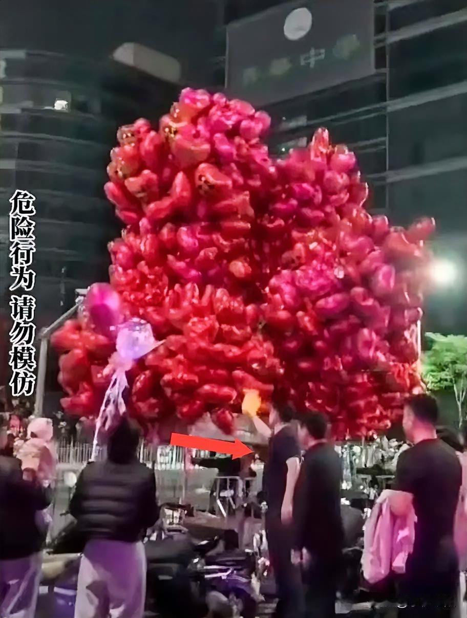 一男子酒后掏出打火机将商贩的气球点燃，瞬间火光冲天全部烧毁，每到年底的跨年夜，本