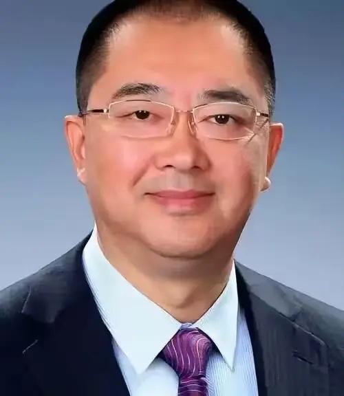 恒大前二号人物夏海钧，在公司任职了15年，依托企业高速扩张的红利周期，光薪酬就领