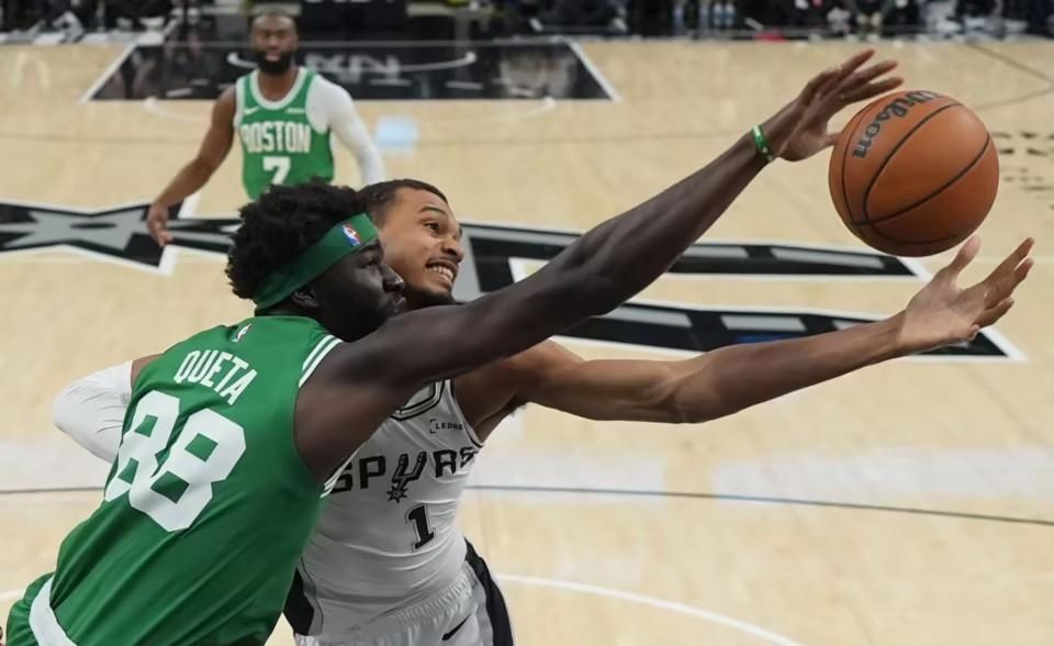 马刺主场力克凯尔特人！文班亚马39分统治，布朗遭驱逐成转折点