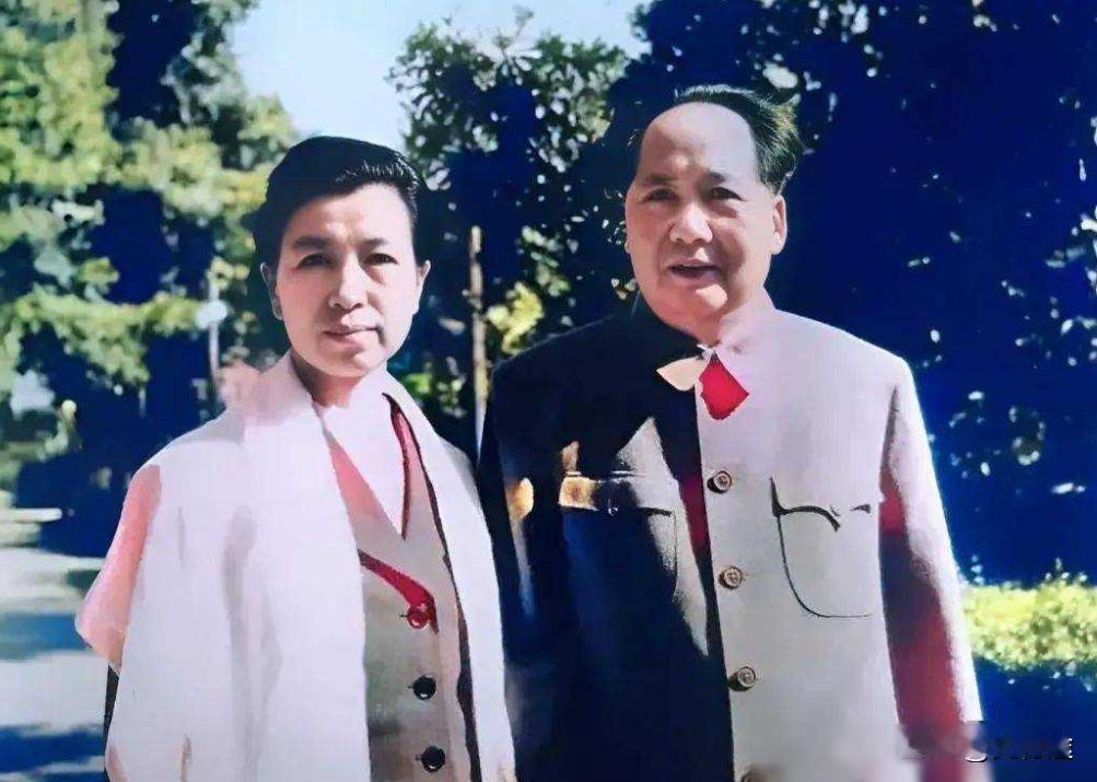 1965年，毛主席在上海留下了一张珍贵的照片，这是历史的见证。照片中，毛主席神采