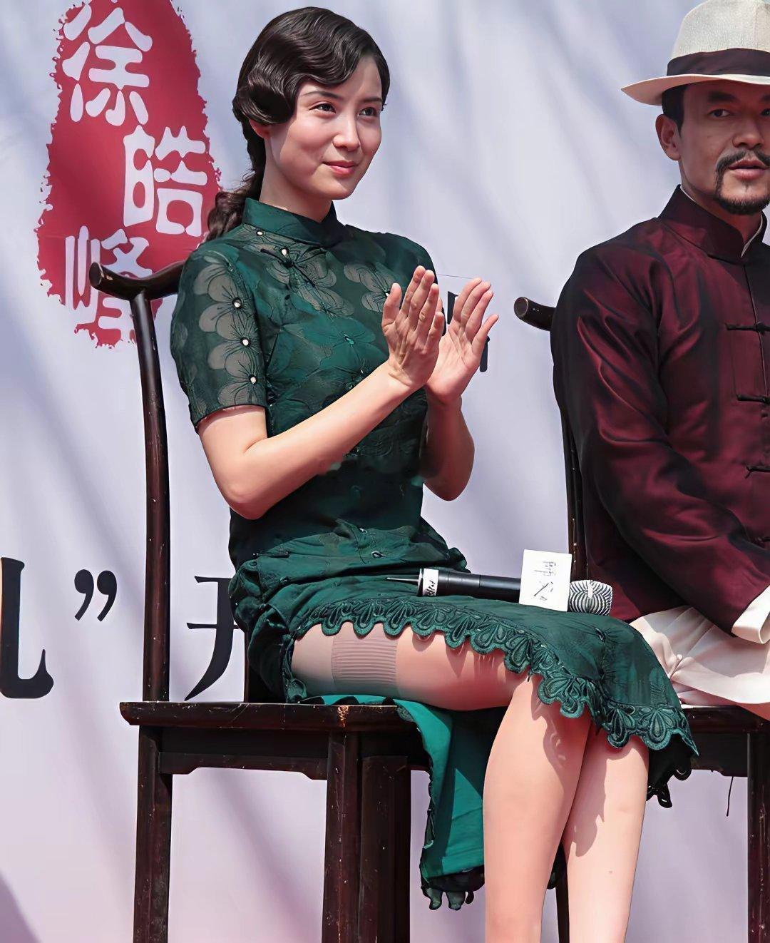 小宋佳上台时的一幕一旁的廖凡情不自禁的用眼瞄她​​​