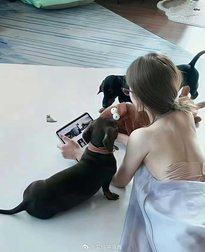 赵露思又瘦又小背上贴满了膏药，看了好心疼