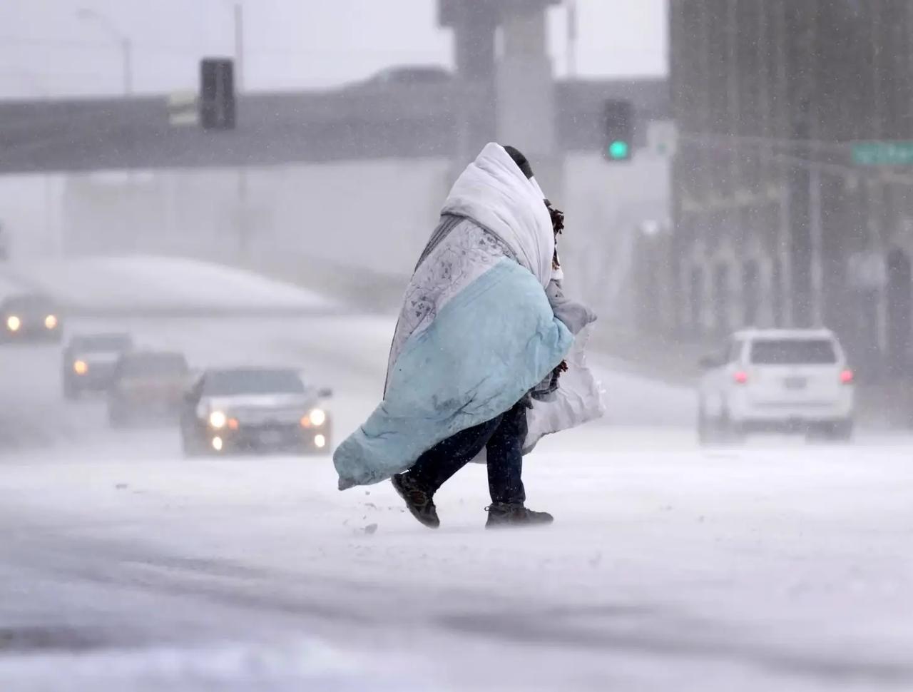 我同事的弟弟在美国当公务员，他昨天打电话跟他哥说，美国现在全乱套了，超2亿人