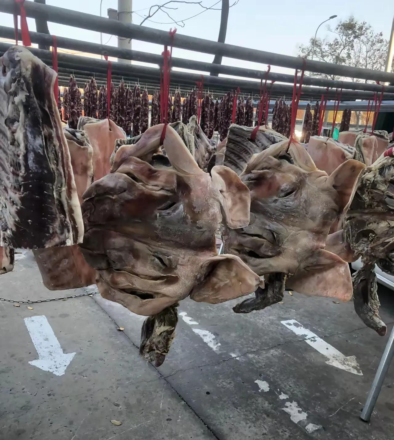 谁说东北没有晾晒腊肉的习惯？这不，沈阳胡女士就在网上分享了自家晾晒的腊肉。其实东