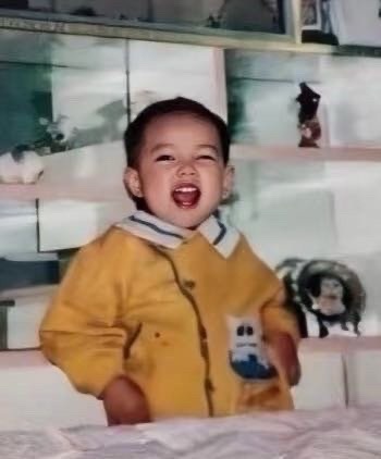 宝诗龙还给肖战小时候照片弄了个剪纸版，好可爱