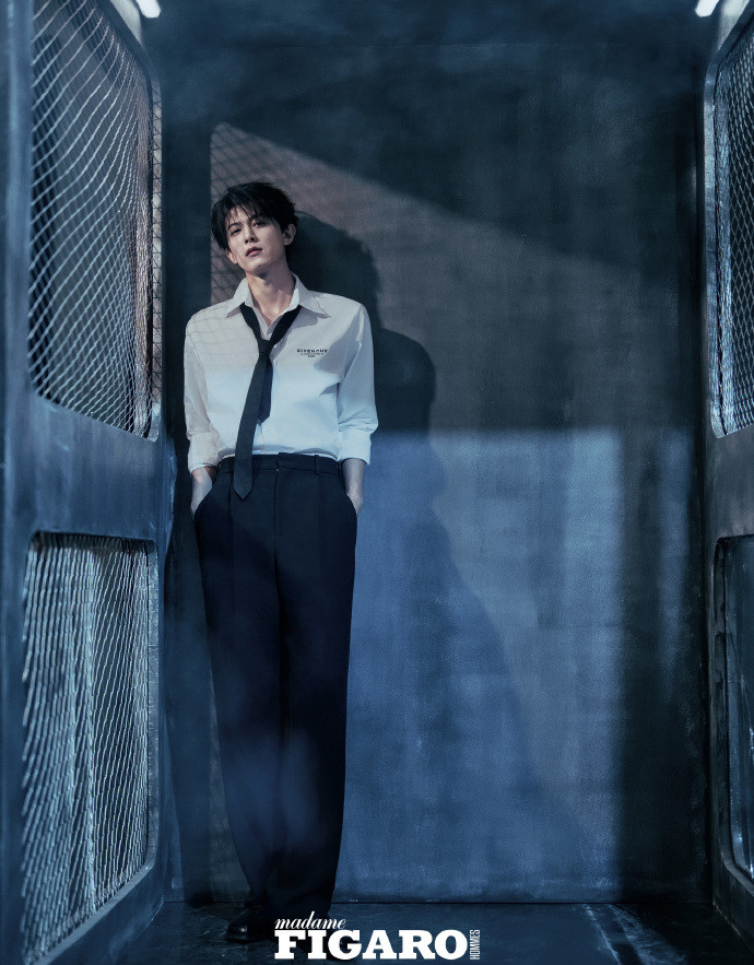 感觉邓凯下一秒要强制爱了邓凯面部折叠度邓凯个人首封🈶！顺毛白衬衫是纯情小狗黑衣