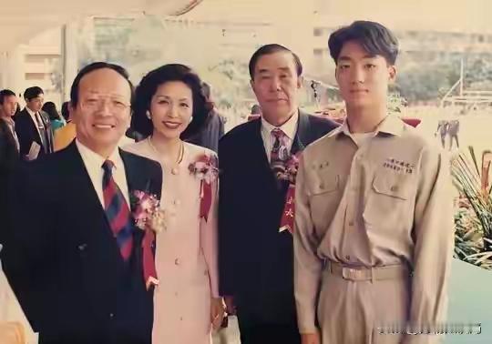 蒋万安母亲可真美，红颜薄命不符合她。她嫁得富有的好男人生得贵子蒋万安，还拥有两个