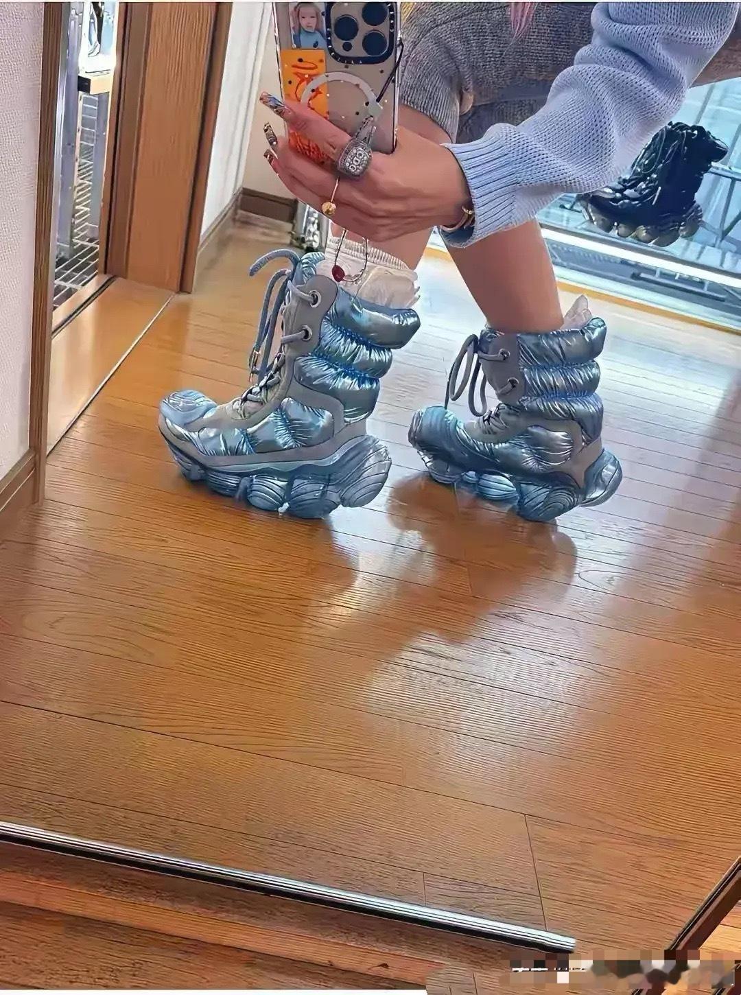 我女儿买了一双这样的鞋子。听说要好几万。都不敢问。